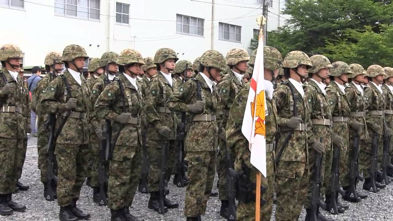 女性自衛官　米兵 